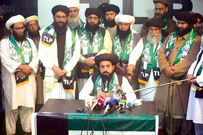 ان کا قصور صرف اتنا ہے انہوں نے فلسطین کے 2 لاکھ شہیدوں کے لواحقین کے ساتھ اظہار یکجہتی کرنا تھا۔ 

پوری جماعت پر ایک لاکھ پنجاب پولیس رینجرز اسلام آباد پولیس نے اندھے دھند گولیاں چلائی۔ گرفتاریاں کر رہے ہیں۔