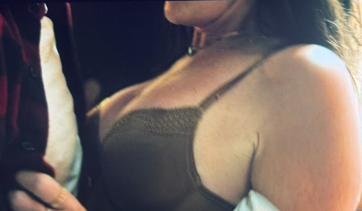 French woman tweet media