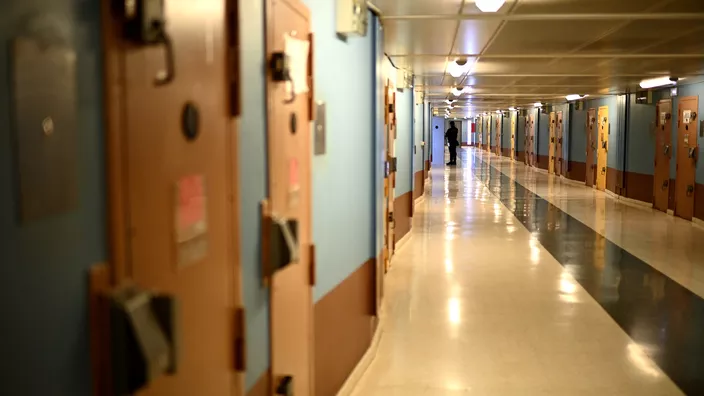 Prison de Longuenesse (62) : depuis sa cellule où il purge 14 ans de prison pour une grave affaire de violences, un migrant irakien organisait des traversées de migrants… Sarwar Omar écope de deux ans ferme

 fdesouche.com/2026/03/03/pri…