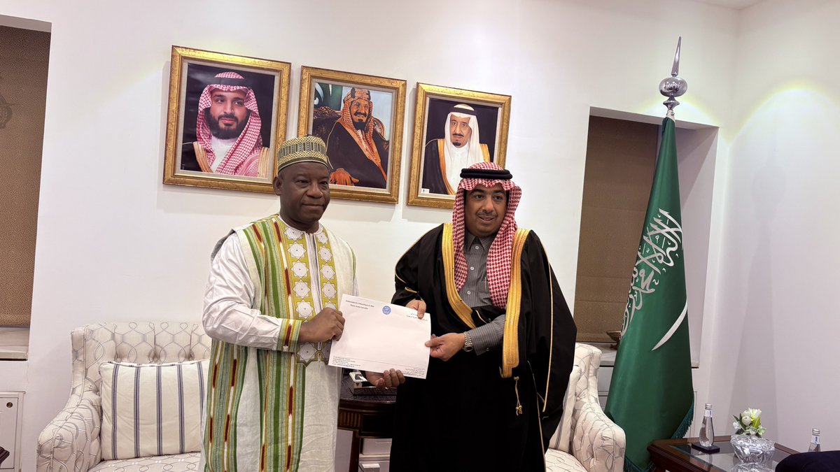 EmbassyMLKSA's tweet photo. #Riyadh, 03 mars 2026

Son Excellence Monsieur Ibrahima DAHIROU DEMBÉLÉ, Ambassadeur plénipotentiaire de la République du #Mali🇲🇱 en #Arabie_Saoudite🇸🇦 présente à Son Excellence Monsieur Abdoul Majid ALSAMMARY, Vice Ministre saoudien des affaires étrangères chargé du protocole les copies figurées de ses lettres de créances. 

S.E.M ALSAMMARY après avoir souhaité au nom de Son Excellence le Ministre saoudien des affaires étrangères la bienvenue en Arabie Saoudite à S.E.M DEMBÉLÉ rassure de l’entière disponibilité de son département à accompagner le nouvel Ambassadeur du Mali dans l’accomplissement de sa Mission. 

S.E.M Ibrahima DAHIROU DEMBÉLÉ a en retour remercier le Vice Ministre ALSAMMARY pour l’accueil chaleureux et la convivialité dont il a été lui et sa délégation l’objet . 
Il n’a pas manqué de préciser que la présentation des copies figurées de ses lettres de créances en temps record est un signe fort qui prouve à plus d’un titre que les relations bilatérales et d’amitié qui lient la République du Mali et le Royaume d’Arabie sont au beau fixe et que la consolidation du dialogue politique, la promotion des opportunités d’investissements entre les deux pays ainsi que le renforcement de la coopération consulaire au profit de la communauté malienne résidante sont les principaux axes de la mission que le Général d’Armée @GoitaAssimi, Président de la République, Chef de l’État à bien voulu lui confier.

À noter que l’audience s’est déroulée en présence de Son Excellence Monsieur Tidiani TRAORÉ, Ambassadeur adjoint. 

Cellule de communication - Riyadh