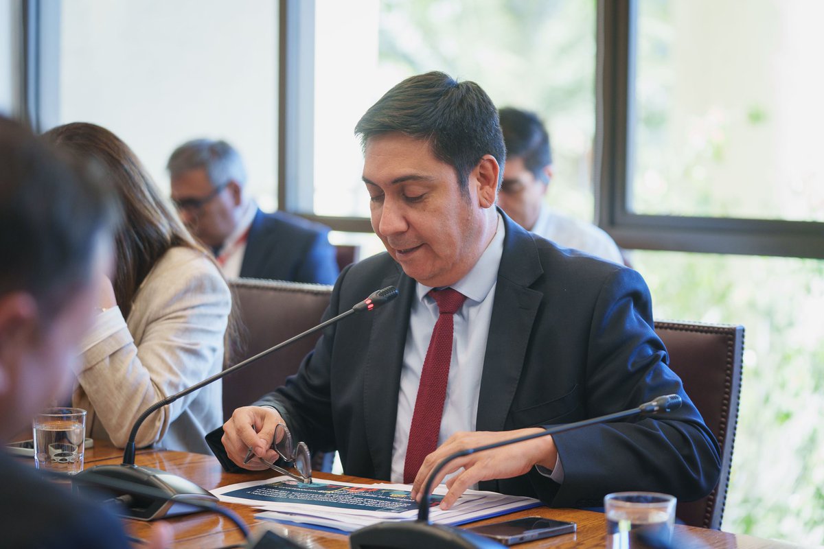 SubseInterior's tweet photo. El subsecretario del Interior, Víctor Ramos, llega al Congreso para presentarle a la Comisión de Derechos Humanos, Nacionalidad y Ciudadanía del Senado, el proyecto de ley que reconoce, califica y repara a víctimas de violencia en la zona sur.

Sigue la transmisión aquí https://t.co/WnvUJ2M3c4