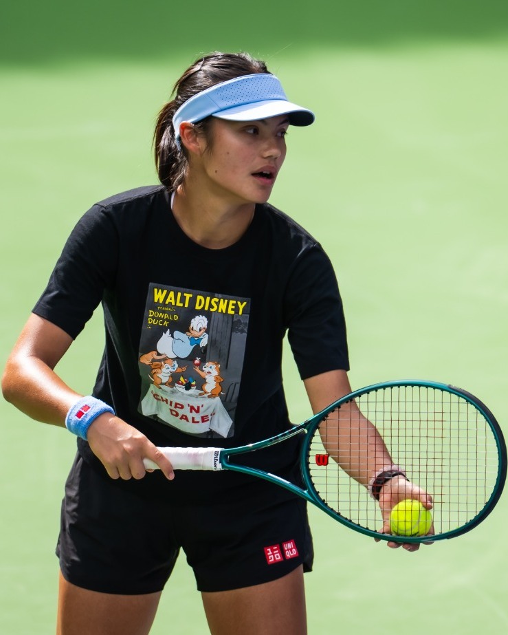 🎾✨ Emma Răducanu getting ready for Indian Wells Open in style! 👀

Rocking her Disney Chip ’n’ Dale shirt during practice — relaxed vibes before the desert battle begins 🌴☀️