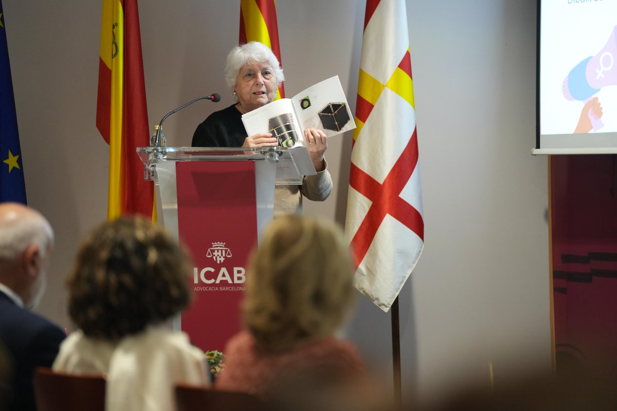 <a href="/KarinagibertK/">kg</a> <a href="/COEINF/">COEINF</a> <a href="/farmaceuticsbcn/">COFB Col·legi de Farmacèutics de Barcelona</a> <a href="/ceesc_cat/">ceesc_cat</a> <a href="/lciuro/">Lourdes Ciuro</a> <a href="/CAFbcn_lleida/">Col·legi d'Adm. de Finques de Barcelona-Lleida</a> <a href="/MariMerGuerrero/">Mercedes Guerrero</a> <a href="/COIBarcelona/">Col·legi d'Infermeres i Infermers de BCN (COIB)</a> 🎨🗣️ Tanquem la taula amb la intervenció de Guiomar Amell i Amell, degana del <a href="/colbacat/">COLBACAT</a>, que presenta la col·lecció de joies “Tots som persones”, del joier Ignasi Cucurella.

Una proposta inspirada en tres conceptes —ignorar, rebutjar i abusar— que denuncien actituds socials