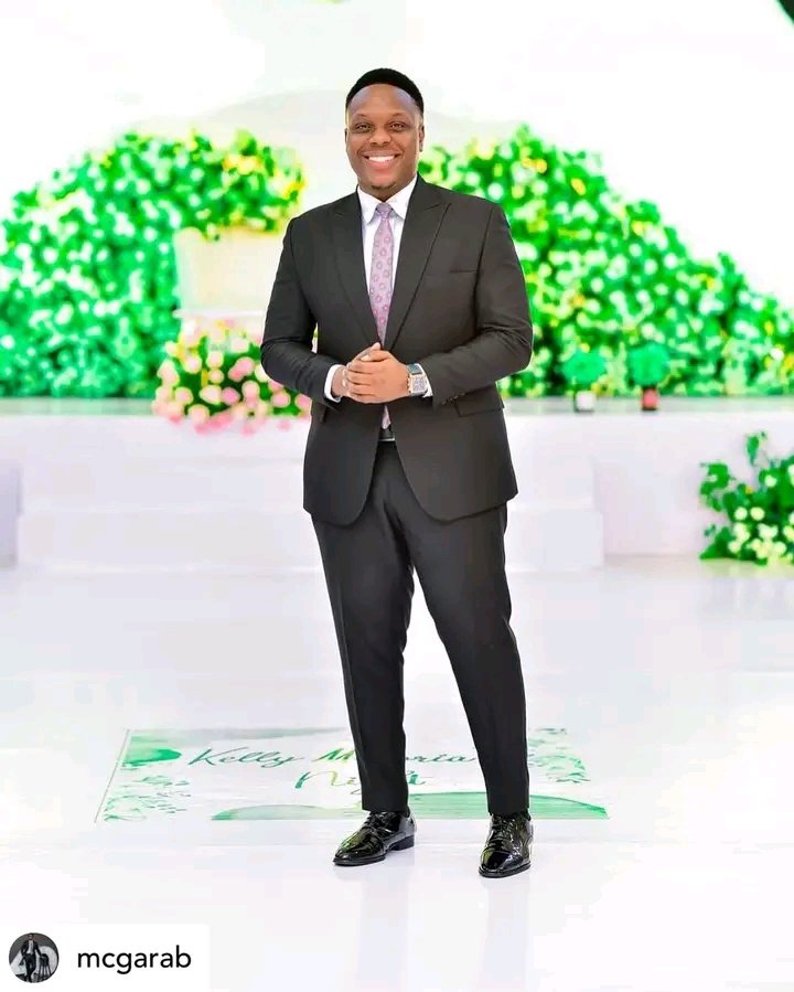 Sasa hivi kwenye game ya MC huyu janja ana upepo wake kama unabisha we mpe harusi yako, hutojutia.

Huu moto wa hawa Gen Z unanipa raha sana moyoni anajua sana kuteka audience niamini mimi hakuna mtu aliwahi hudhuria harusi alizohost janja akawa bored.

Hii ni mashine nyingine 🙌