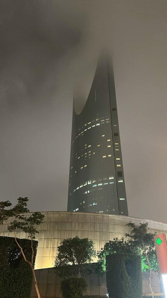 لبى الرياض اللي كسا جوها أمطار
رسم لنا في جوها شكل ثاني

في نجد حالتنا مواويل وأشعار
نطرب لها كن اللّيالي أغاني

 #امطار_الرياض_الان