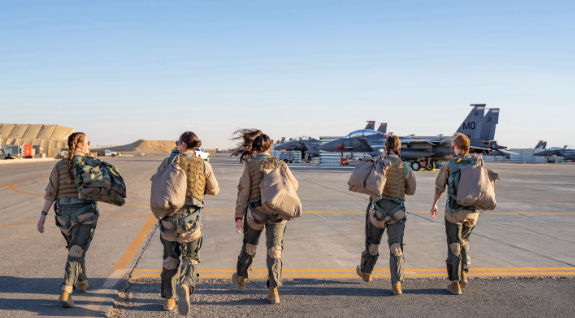 Otra ironía es que hay mujeres  pilotos de Israel y EE. UU. lanzando bombas sobre un régimen ultrapatriarcal que golpea a las mujeres en las calles por no llevar el velo. Dos realidades opuestas 
🐺