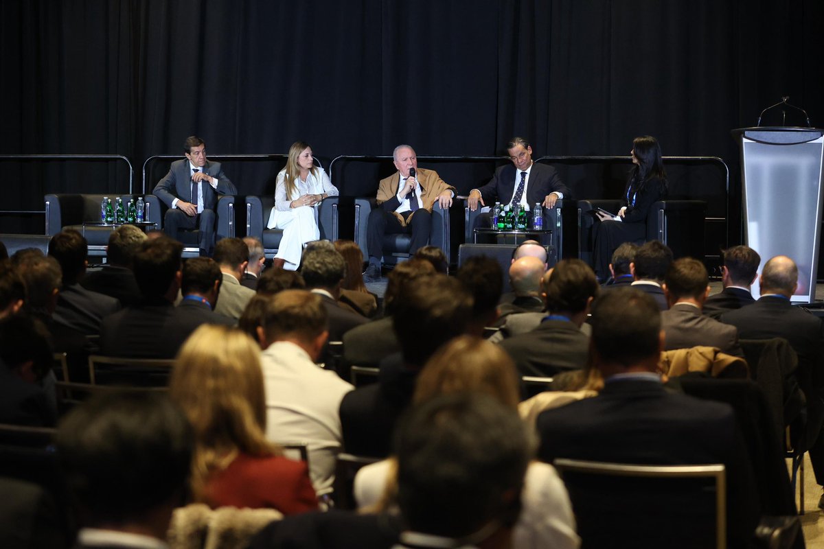 TeresitaMadera's tweet photo. Seguimos en el evento minero más importante del mundo 🌎⛏️

En el #ArgentinaDay, las provincias argentinas presentamos nuestros proyectos ante las principales empresas e inversores del sector minero internacional. https://t.co/WqHUEcBGvB