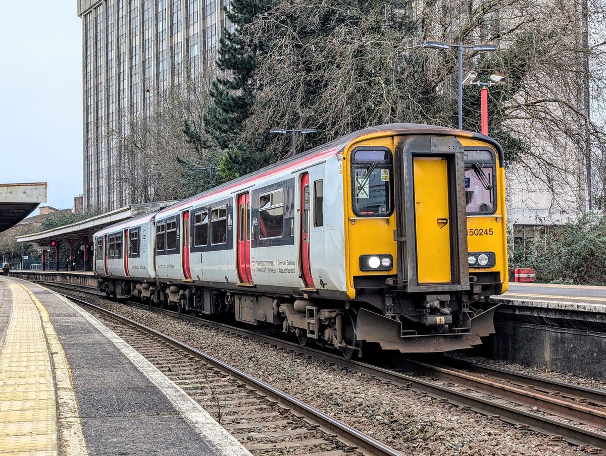 DownOnTheStour's tweet photo. It's the Stadler Show ✨

The chunk of the Valleys work is now dominated by 756s which have been my traction of choice today. But sadly some 150s still cling on 😭

#DOTS #trainphotography #railwayphotography #TFW #class756 #stadler #class150 #valleys https://t.co/CY0s5Y7ZXU