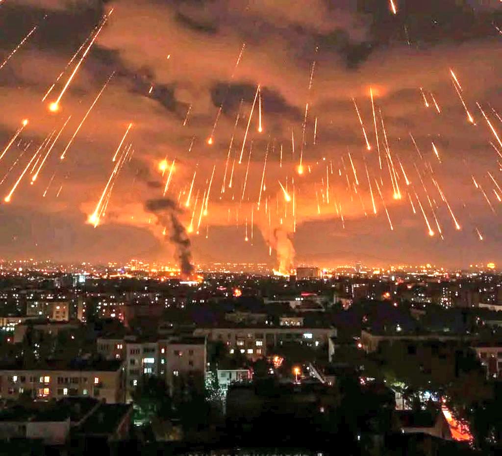 SanaJournalist1's tweet photo. ATTACK ⚠️

🇮🇷✨إِنْ شَاءَ ٱللَّٰهُ✨🇮🇷

You won't be able to sleep today.
We Are Back : Tel Aviv🇮🇱

#الرياض_الان
#TelAviv #صوت_الانفجار #IranWar #Israel https://t.co/XUy53rBA7j