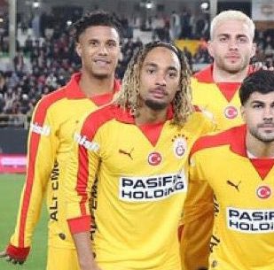 jakobs neden elinde s*gara varmista tanidik gorunce saklamis gibi duruyo zhahaha