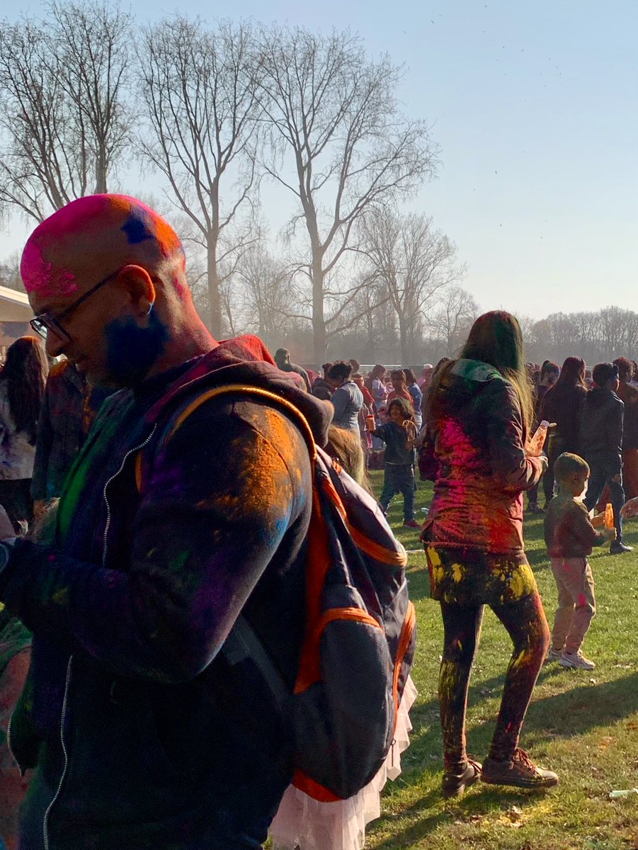 eventjes's tweet image. Vandaag maakte ik Holi Phagwa mee, in het Zuiderpark in Den Haag. Een heerlijk vrolijk en kleurrijk hindufeest. Zo leuk! 
Hier wat telefoonshots: m.facebook.com/story.php?stor…
De beelden op mijn camera moet ik nog bekijken.

Subh holi! Happy holi! 
#holiphagwa #thehague #holland #lente