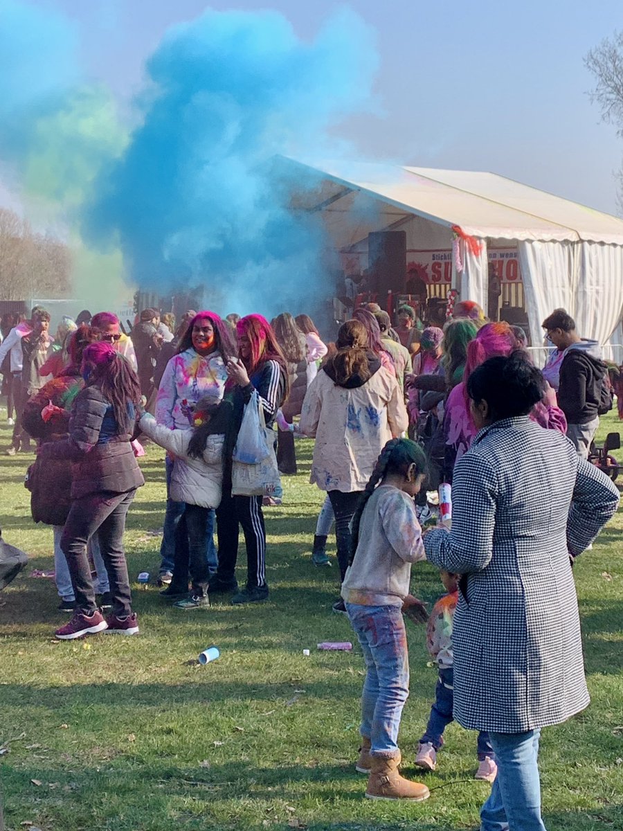 eventjes's tweet image. Vandaag maakte ik Holi Phagwa mee, in het Zuiderpark in Den Haag. Een heerlijk vrolijk en kleurrijk hindufeest. Zo leuk! 
Hier wat telefoonshots: m.facebook.com/story.php?stor…
De beelden op mijn camera moet ik nog bekijken.

Subh holi! Happy holi! 
#holiphagwa #thehague #holland #lente