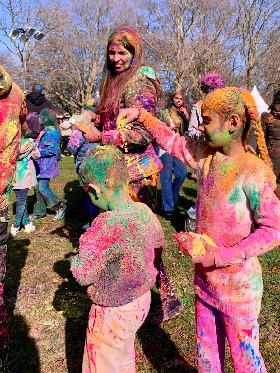 eventjes's tweet image. Vandaag maakte ik Holi Phagwa mee, in het Zuiderpark in Den Haag. Een heerlijk vrolijk en kleurrijk hindufeest. Zo leuk! 
Hier wat telefoonshots: m.facebook.com/story.php?stor…
De beelden op mijn camera moet ik nog bekijken.

Subh holi! Happy holi! 
#holiphagwa #thehague #holland #lente
