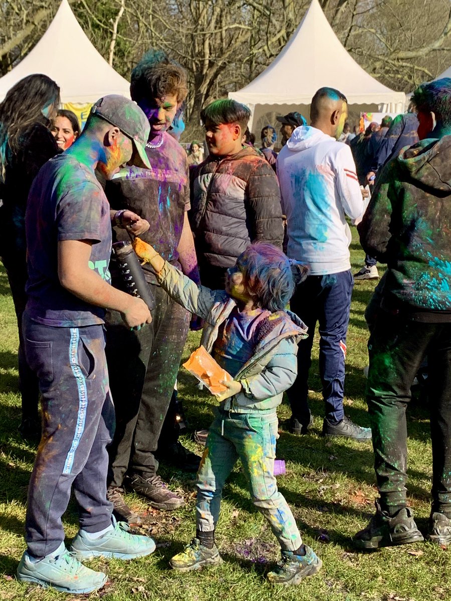 eventjes's tweet image. Vandaag maakte ik Holi Phagwa mee, in het Zuiderpark in Den Haag. Een heerlijk vrolijk en kleurrijk hindufeest. Zo leuk! 
Hier wat telefoonshots: m.facebook.com/story.php?stor…
De beelden op mijn camera moet ik nog bekijken.

Subh holi! Happy holi! 
#holiphagwa #thehague #holland #lente