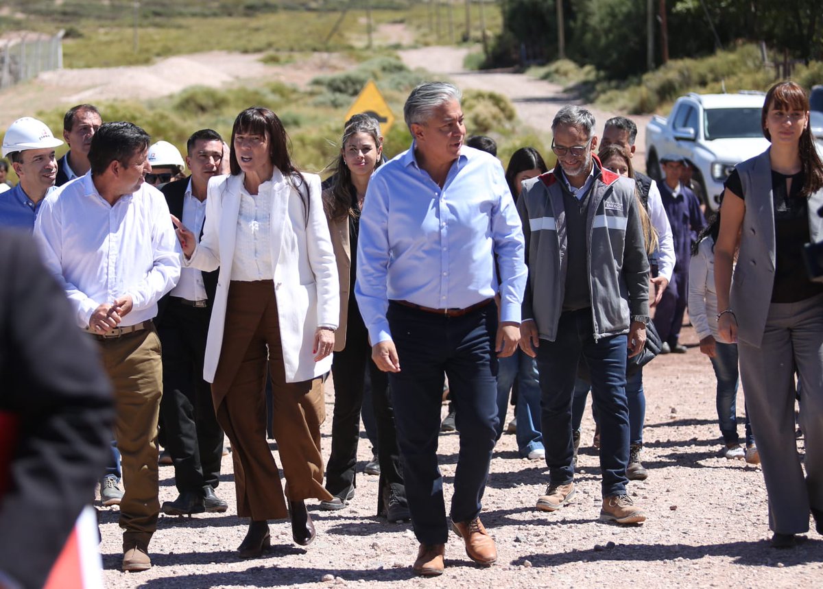 LA ENERGÍA DE NEUQUÉN, PRIMERO PARA LOS NEUQUINOS

En nombre del Estado, pido disculpas a cada poblador y a cada familia que durante años esperó lo que debía ser un derecho. Durante mucho tiempo se miró a la provincia solo desde la capital, sin comprender lo que significa vivir