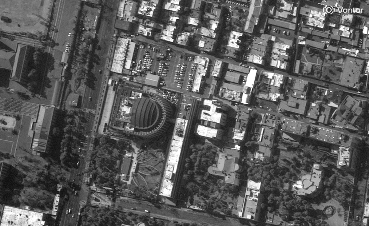Shayan86's tweet photo. Thread: New high-resolution satellite images released by @vantortech show the aftermath of US/Israeli strikes on several major political and military sites in Tehran.

Iran presidential complex, Assembly of Experts and the Expediency Council

Before: 1 March
After: 3 March https://t.co/zpFNAQnG1W