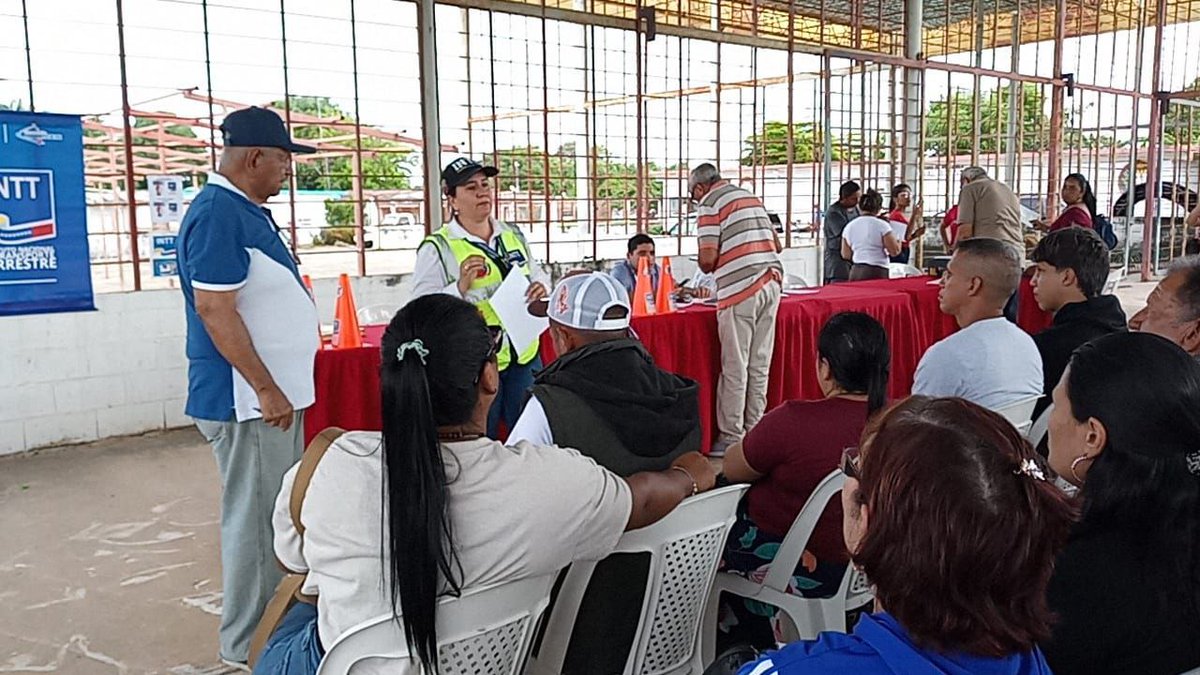 InttContigo's tweet photo. La comunidad del municipio Valmore Rodríguez fue beneficiada con un operativo especial de trámites vehiculares realizado por el INTT, en aras de seguir garantizando un servicio eficiente al pueblo. https://t.co/UWpT5IEWYg
