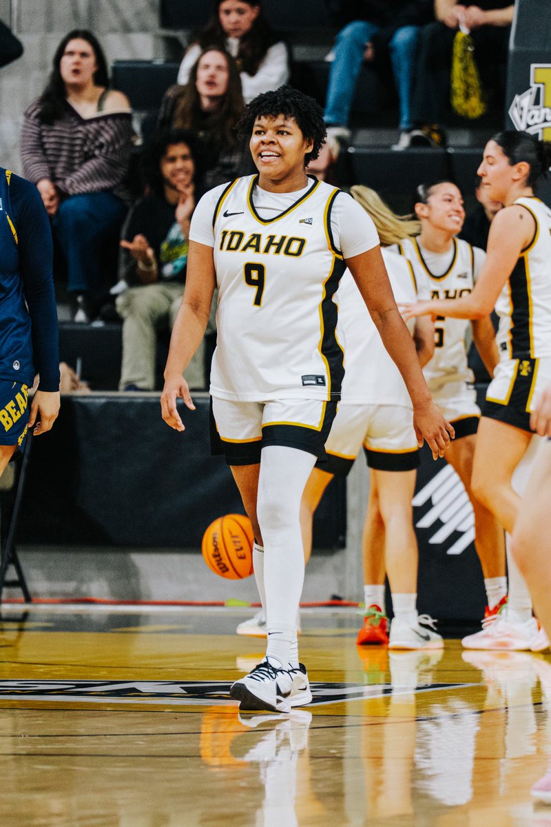VandalsWBB's tweet photo. 🪣 11.3 PPG 
💪 8.2 RPG
6️⃣ double-doubles

Deb has been unbelievable off the bench this season ✌️ https://t.co/cJmKnsP066