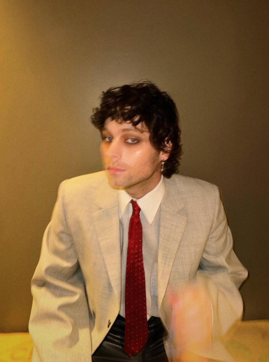fratlukerry's tweet photo. [CAR CRASH] [BUILDINGS FALLING] "GOOD GOD" [EXPLOSION] *BABY CRYING* "WAAAAAH" [YELLING] "SHUT THE DAMN BABY UP" [POLICE SIRENS] WEEE WOO WEEE WOO [NEWS HELICOPTERS] "...WE'RE REPORTING LIVE FROM THE SCENE" [BANG] [LOUD COMMOTION] “MY LEG.. MY LEG” https://t.co/DIvCFHtxbz