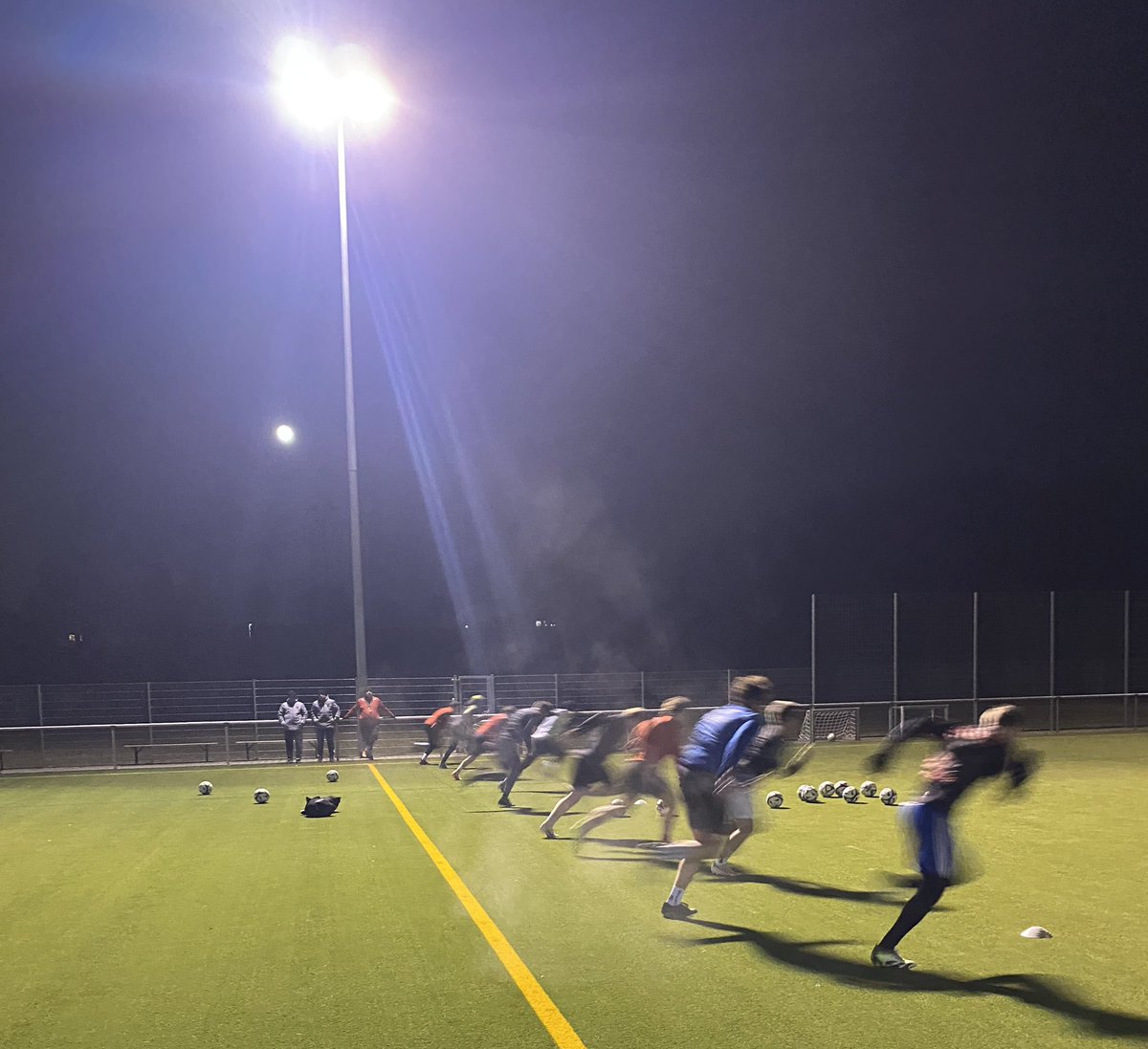 thomedi1860's tweet photo. It’s all about speed #FAPeiting ⚽️ https://t.co/0FPERdEj83