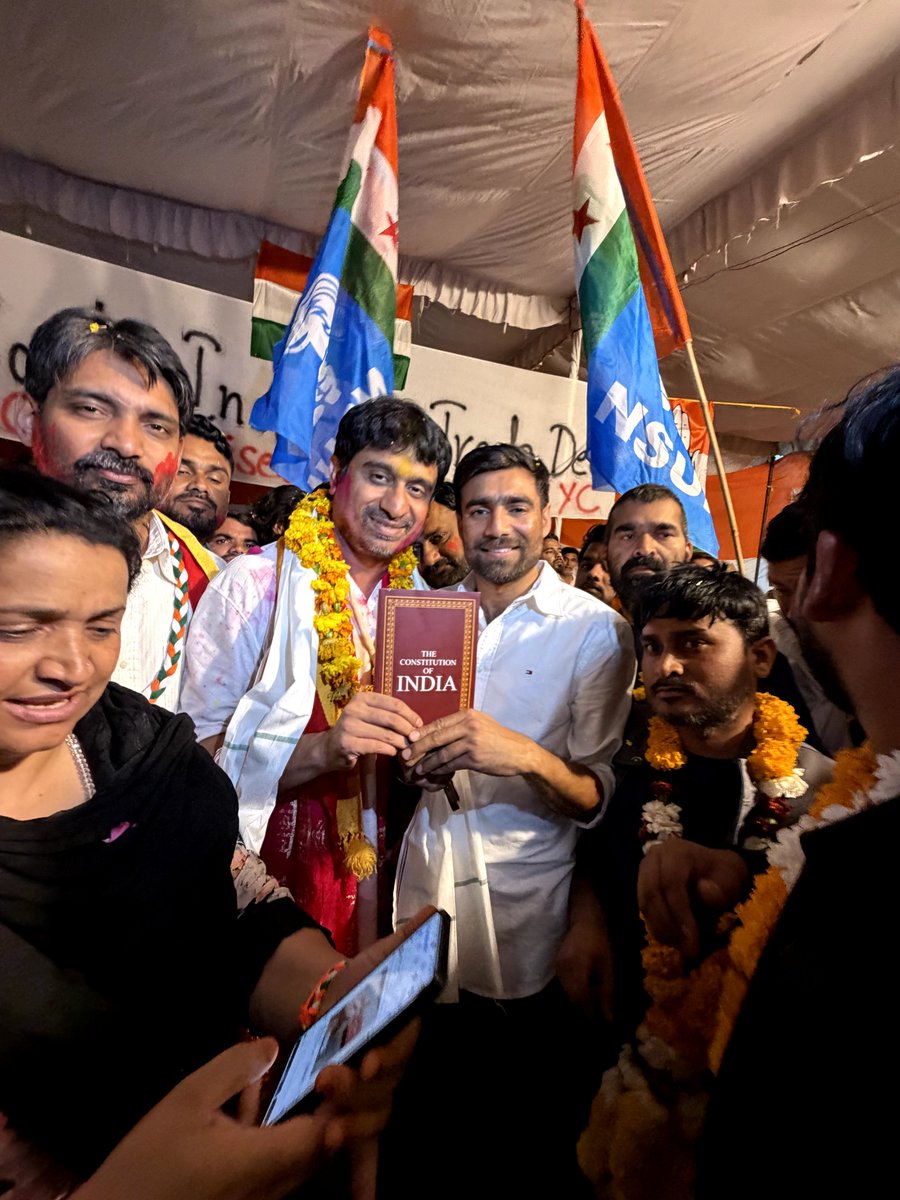भारतीय युवा कांग्रेस, अध्यक्ष श्री <a href="/UdayBhanuIYC/">Uday Bhanu Chib</a> जी ओर उनके साथियों की आज जेल से रिहाई के पश्चात IYC कार्यालय में उनसे मुलाकात कर भारतीय संविधान की पुस्तिका भेंट करते हुए क्रांतिकारी सलाम पेश किया। 
 
ट्रेड डील जैसे अहम राष्ट्रीय मुद्दे पर NSUI और यूथ कांग्रेस पूरे देश में एकजुट