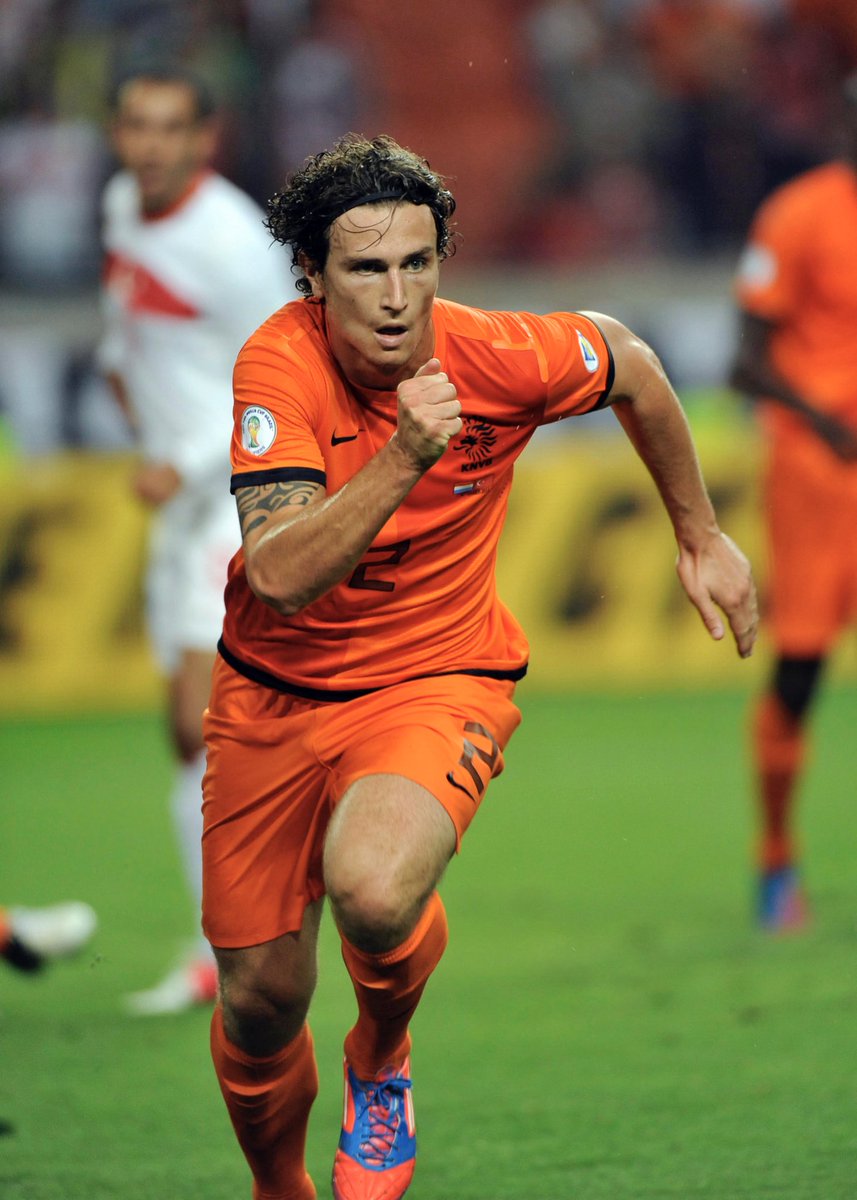 _BeFootball's tweet photo. 🚨 𝗗𝗔𝗥𝗬𝗟 𝗝𝗔𝗡𝗠𝗔𝗔𝗧 🇳🇱 𝗥𝗘́𝗩𝗘̀𝗟𝗘 𝗘𝗧𝗥𝗘 𝗧𝗢𝗠𝗕𝗘́ 𝗔𝗖𝗖𝗥𝗢 𝗔̀ 𝗟𝗔 𝗖𝗢𝗖𝗔𝗜𝗡𝗘 𝗔𝗣𝗥𝗘̀𝗦 𝗨𝗡𝗘 𝗕𝗟𝗘𝗦𝗦𝗨𝗥𝗘 𝗔𝗨 𝗚𝗘𝗡𝗢𝗨 😥

« 𝗠𝗮 𝗱𝗲́𝗽𝗲𝗻𝗱𝗮𝗻𝗰𝗲 𝗮̀ 𝗹𝗮 𝗰𝗼𝗰𝗮𝗶̈𝗻𝗲 𝗺'𝗮 𝗰𝗮𝘂𝘀𝗲́ 𝗯𝗲𝗮𝘂𝗰𝗼𝘂𝗽 𝗱𝗲 𝘀𝗼𝘂𝗳𝗳𝗿𝗮𝗻𝗰𝗲. J'avais tant de projets, mais une blessure à un genou a tout bouleversé. 😫 

Ce genou était en piteux état. 𝗔𝗽𝗿𝗲̀𝘀 𝘂𝗻𝗲 𝗶𝗻𝗷𝗲𝗰𝘁𝗶𝗼𝗻, 𝘁𝗼𝘂𝘁 𝗮 𝗺𝗮𝗹 𝘁𝗼𝘂𝗿𝗻𝗲́. L'articulation s'est infectée à cause d'une mauvaise aiguille. 

𝗠𝗮 𝗰𝗮𝗿𝗿𝗶𝗲̀𝗿𝗲 𝗲́𝘁𝗮𝗶𝘁 𝗳𝗶𝗻𝗶𝗲, 𝗷𝗲 𝗻𝗲 𝗽𝗼𝘂𝘃𝗮𝗶𝘀 𝗽𝗮𝘀 𝘀𝘂𝗽𝗽𝗼𝗿𝘁𝗲𝗿 𝗰̧𝗮. ❌

C'était difficile, la dépendance à la cocaïne s'est installée progressivement. 

𝗧𝘂 𝗰𝗼𝗺𝗺𝗲𝗻𝗰𝗲𝘀 𝗮̀ 𝗺𝗲𝗻𝘁𝗶𝗿 𝗮𝘂𝘅 𝗴𝗲𝗻𝘀 𝗾𝘂𝗲 𝘁𝘂 𝗮𝗶𝗺𝗲𝘀. 𝗖'𝗲𝘀𝘁 𝘁𝗲𝗿𝗿𝗶𝗯𝗹𝗲, 𝗷'𝗮𝗶 𝗯𝗹𝗲𝘀𝘀𝗲́ 𝗯𝗲𝗮𝘂𝗰𝗼𝘂𝗽 𝗱𝗲 𝗴𝗲𝗻𝘀. »

👉 Janmaat révèle que sa femme Yoshi a choisi de le quitter, en grande partie à cause de son addiction.

Il a ouvert sa propre salle de sport depuis et tente de rebondir.

(AD)