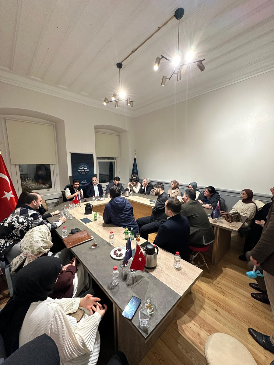 hukukcularder's tweet photo. İstanbul Söyleşileri’nde bu hafta, Ramazan-ı Şerif’in bereketini ve manevi iklimini hadislerin ışığında konuştuk.

Kültür, Sanat ve Gezi Komisyonumuz tarafından düzenlenen programımızda, konuğumuz Halil İbrahim Ciğer ile “Hadislerle Ramazan” üzerine ufuk açıcı bir sohbet gerçekleştirdik. Değerli konuğumuza, aktardığı kıymetli bilgiler ve hoş sohbeti için teşekkür ederiz.

Programımıza katılım sağlayan tüm meslektaşlarımıza ilgilerinden dolayı şükranlarımızı sunarız.

Hukukçular Derneği olarak, hukukun adaletiyle medeniyetimizin kültürel birikimini harmanlayan etkinliklerimize devam edeceğiz.