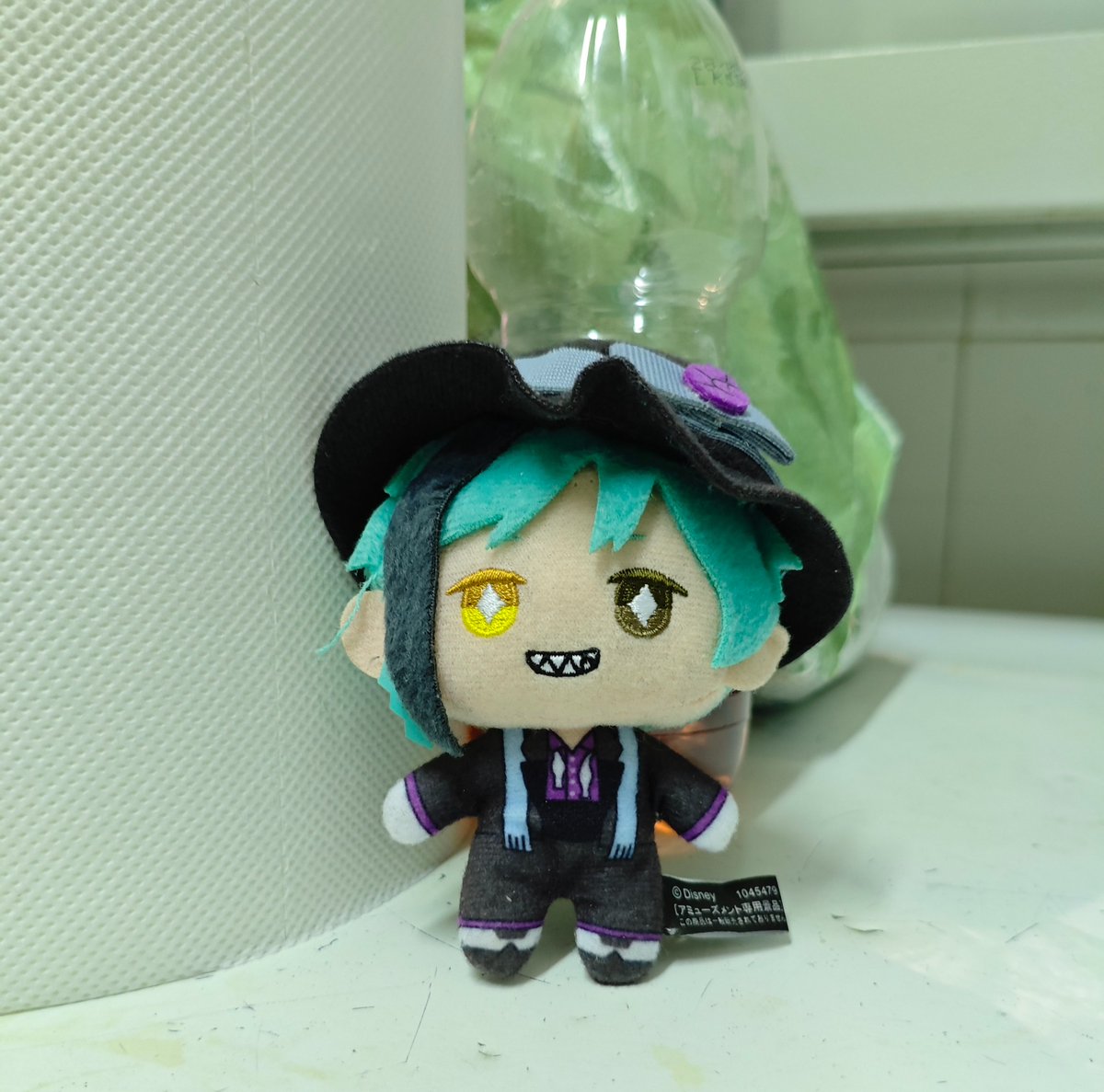 9_Ketsu's tweet photo. Lil dude finally came in the mail :))
When I get home I'll clean him up nicely and trim the loose stitching 🦈✨
#twst https://t.co/CxDLJtgo52