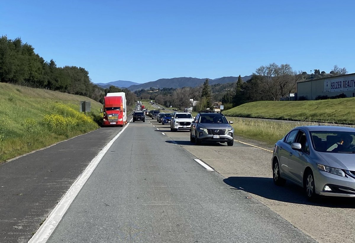 ChpUkiah's tweet photo. significant backup on US-101 southbound due to an oversized load that is not following its permitted route. This has resulted in traffic reduction to one lane and delays while officers work to safely resolve the situation. https://t.co/nPK9NJB9on