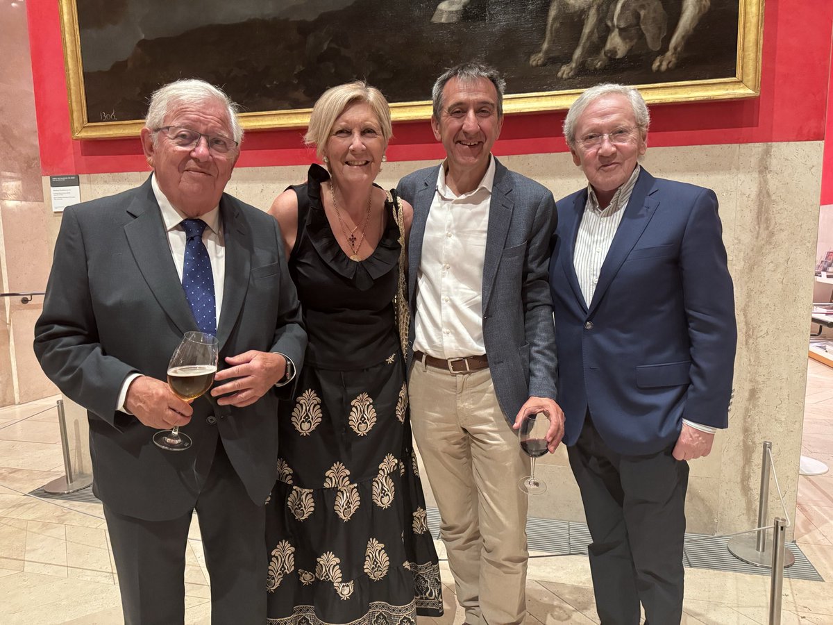 Esta es la última vez que estuve con Fernando Onega. Hace casi un año.
Hoy le despedimos y cuesta encontrar las palabras cuando quien las manejó con tanta maestría ya no está.
Fue la voz que explicó un país que despertaba. El periodista que entendió que la información no es