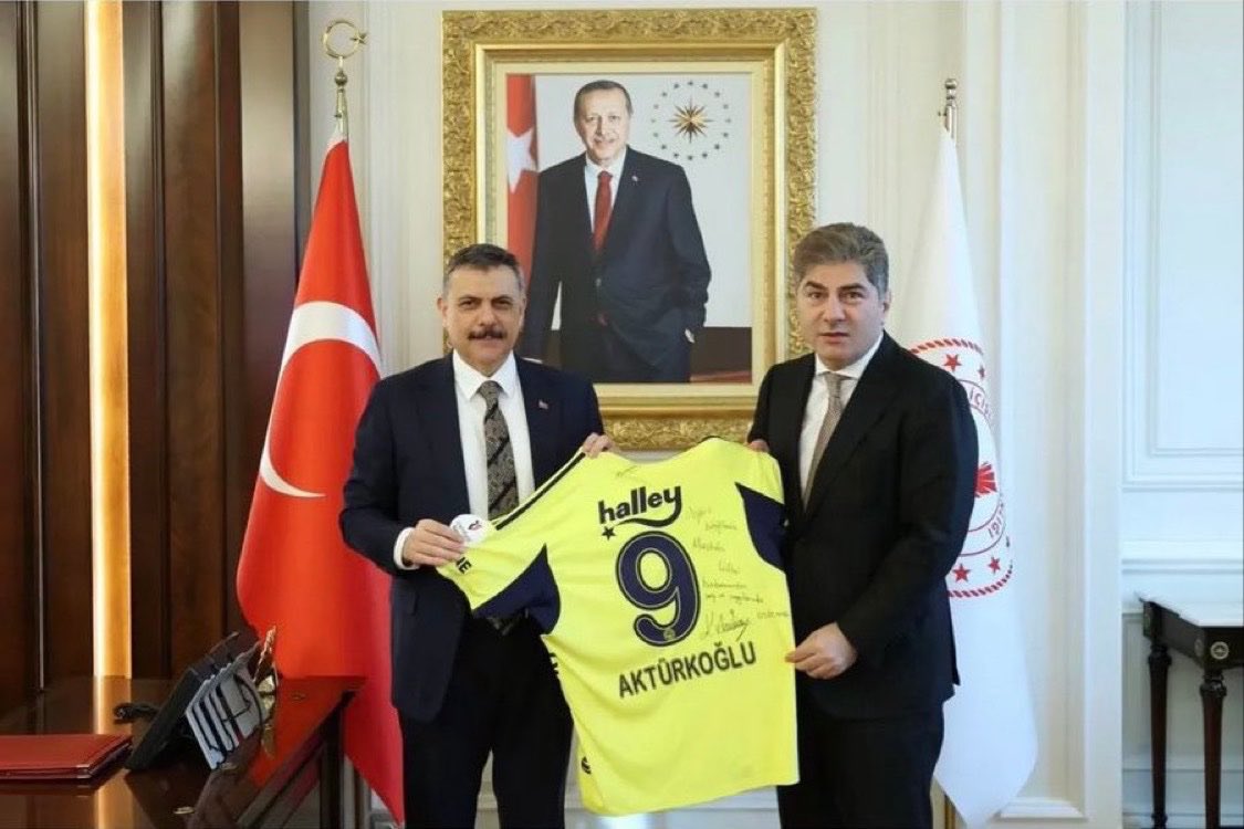 🚨 Fenerbahçe'nin eski yönetim kurulu üyesi Hakan Safi, yeni İçişleri Bakanı Mustafa Çiftçi'ye hayırlı olsun ziyaretinde bulundu. Safi, Bakan Çiftçe'ye Kerem Aktürkoğlu forması hediye etti!