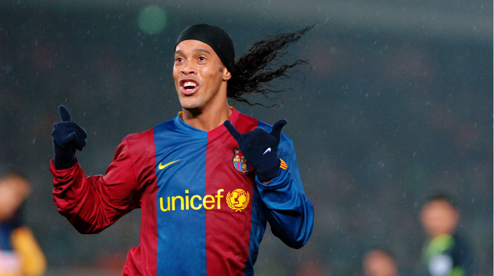 Ronaldinho: “Yeteneklerimi boşa harcadığımı, gelmiş geçmiş en iyisi olabileceğimi söylüyorlar. Ama saha dışında hayat beni savururken gülümsememi korumak için ne kadar savaştığımı kimse bilmiyor. Ben istatistikler için oynamadım; insanları mutlu etmek için oynadım.”

“Sihirim