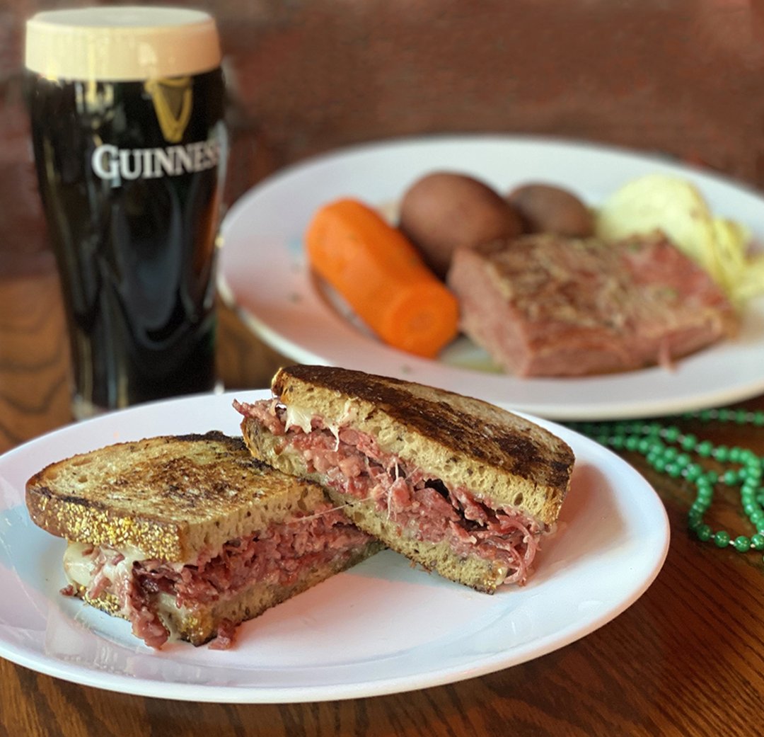 tumanstap's tweet image. Save the dates: we are celebrating St. Patrick’s Day March 14-17! We’ll be dishing corned beef, Magners Cider, Guinness Stout, Goose Island Shamrock Stout, Paddy’s Irish Whiskey, and more.  #chicagostpatricks #stpatricksweekend #cornedbeefandcabbage #chicagobars (pic: TLM)