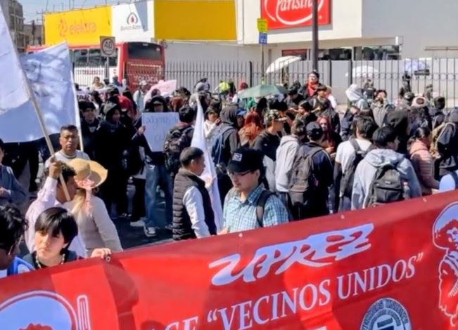 EvolucionDiario's tweet photo. #AlertaVial 🚧🛑|| Integrantes de la #UPREZ realizan mega manifestación en Toluca
📌Piden a Delfina Gómez salarios y escuelas dignas
📌Aseguran establecer un plantón de no ser atendidos en Palacio
📌Calles afectadas del centro como Lerdo, Juárez e Hidalgo https://t.co/bQcUU9FHYb