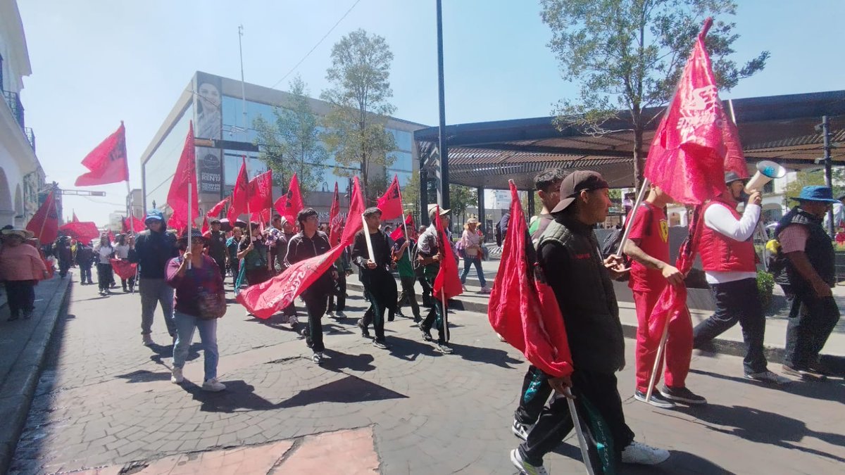 EvolucionDiario's tweet photo. #AlertaVial 🚧🛑|| Integrantes de la #UPREZ realizan mega manifestación en Toluca
📌Piden a Delfina Gómez salarios y escuelas dignas
📌Aseguran establecer un plantón de no ser atendidos en Palacio
📌Calles afectadas del centro como Lerdo, Juárez e Hidalgo https://t.co/bQcUU9FHYb