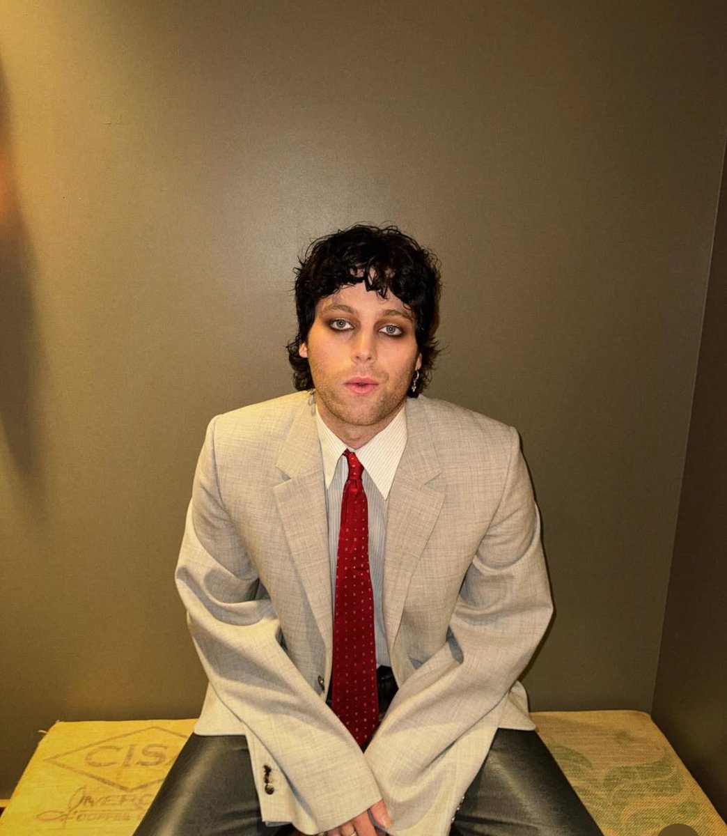 Posting this DURING WORK HOURS on the second day of Women’s History Month and causing a ruckus… <a href="/Luke5SOS/">Luke Hemmings</a> you will be dealt with