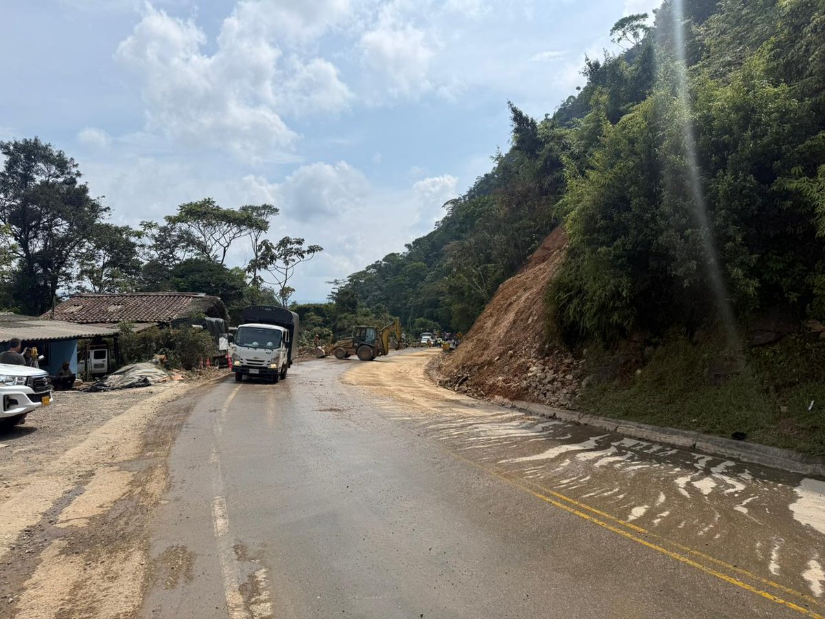 InviasOficial's tweet photo. Cumplimos! ✅Invías reabrió la vía Santuario – Caño Alegre y superó la emergencia que mantenía interrumpida la movilidad en este corredor. Con trabajo continuo, personal especializado y maquinaria en terreno, restablecimos el paso y la conectividad.
@maferojas
@MinTransporteCo https://t.co/O5Ytd50E7M