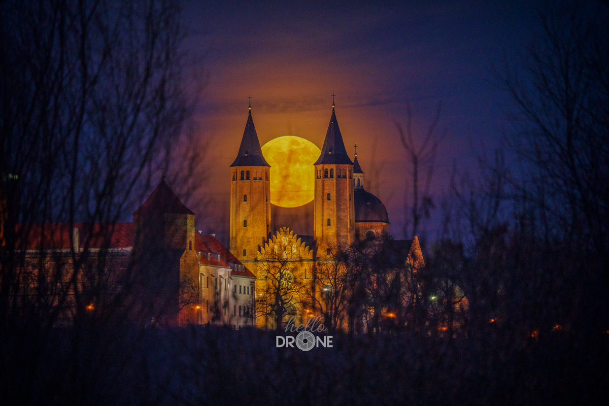 Pełnia Robaczego Księżyca nad Wzgórzem Tumskim w Płocku 📷