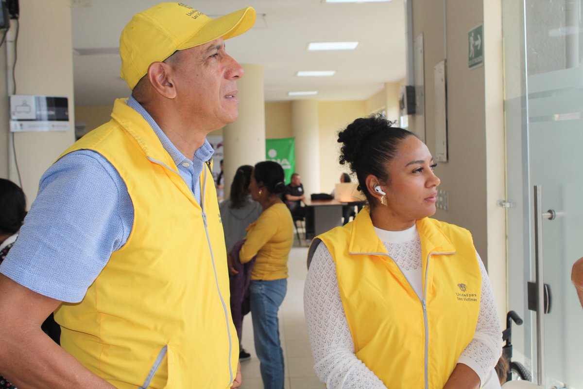UnidadVictimas's tweet photo. Nuestra directora general (e) @AlixAguilar03 visitó el Centro Regional de Atención a Víctimas de Popayán, Cauca, para revisar su infraestructura y plantear mejoras que fortalezcan la atención integral a las familias del territorio.

¡Del escritorio al territorio! https://t.co/XKE5OJX42u