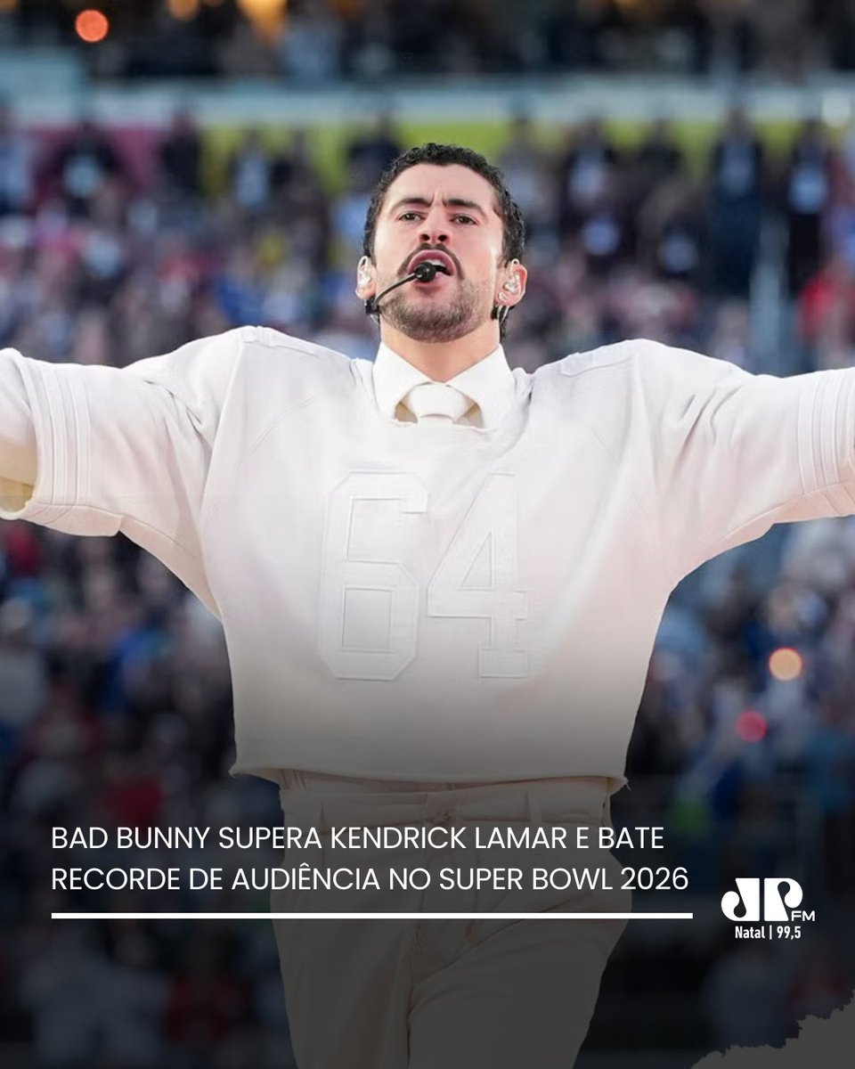 JovemPanNatal's tweet image. #SUPERBOWL | De acordo com os dados oficiais da Roc Nation, divulgados apenas na última segunda-feira (02), o show de Bad Bunny no intervalo do Super Bowl 2026 bateu recorde de audiência.

A apresentação do cantor porto-riquenho, feita em 8 de fevereiro, atraiu cerca de 135,4