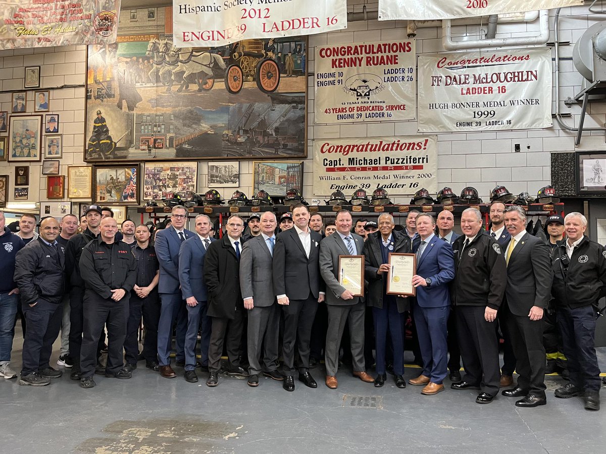 SenatorRJackson's tweet photo. Today, I stood with Gov. Hochul &amp; NYC’s bravest as S4727 became law—guaranteeing full retirement after 20 years, regardless of age. As Chair of Civil Service &amp; Pensions, I believe justice honors sacrifice. Fairness in our pension system is not a privilege—it is a promise. https://t.co/o3SmrzQ5EE