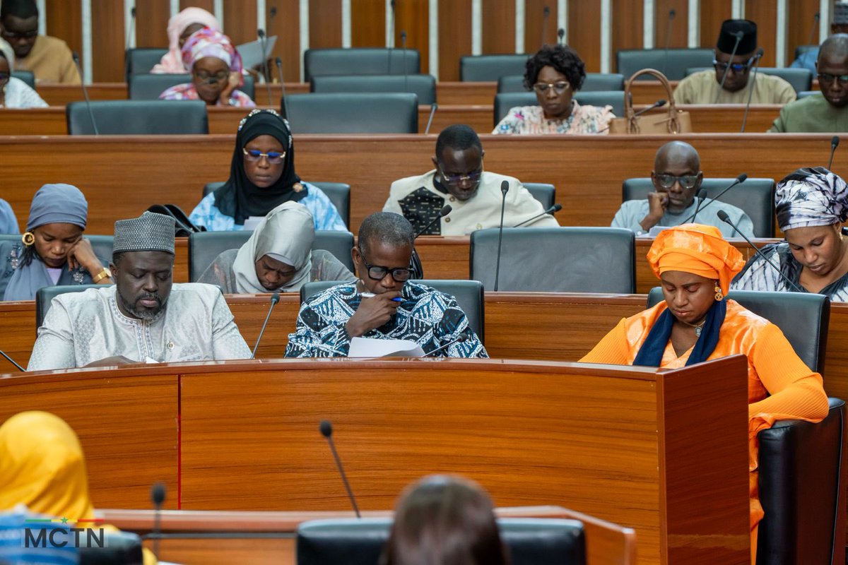 03 mars 2026 | L’Assemblée nationale adopte la loi n°04/2026 créant le Conseil national de Régulation des Médias (CNRM), en remplacement du CNRA.
La réforme élargit la régulation à tous les médias, y compris numériques, encadre les plateformes et intègre l’IA.