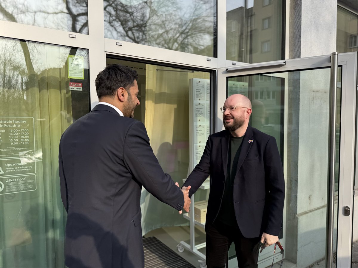 UKinSlovakia's tweet photo. Komunitné centrum In v týchto dňoch oslavuje svoje prvé narodeniny a zablahoželať mu prišiel aj pán veľvyslanec @BilalZahidFCDO. 🤝🎂🥳

S potešením absolvoval prehliadku centra a vypočul si, ako v ňom miestna queer komunita nachádza bezpečné a prijímajúce prostredie. ❤️🫂 https://t.co/rtkqVOQpvU