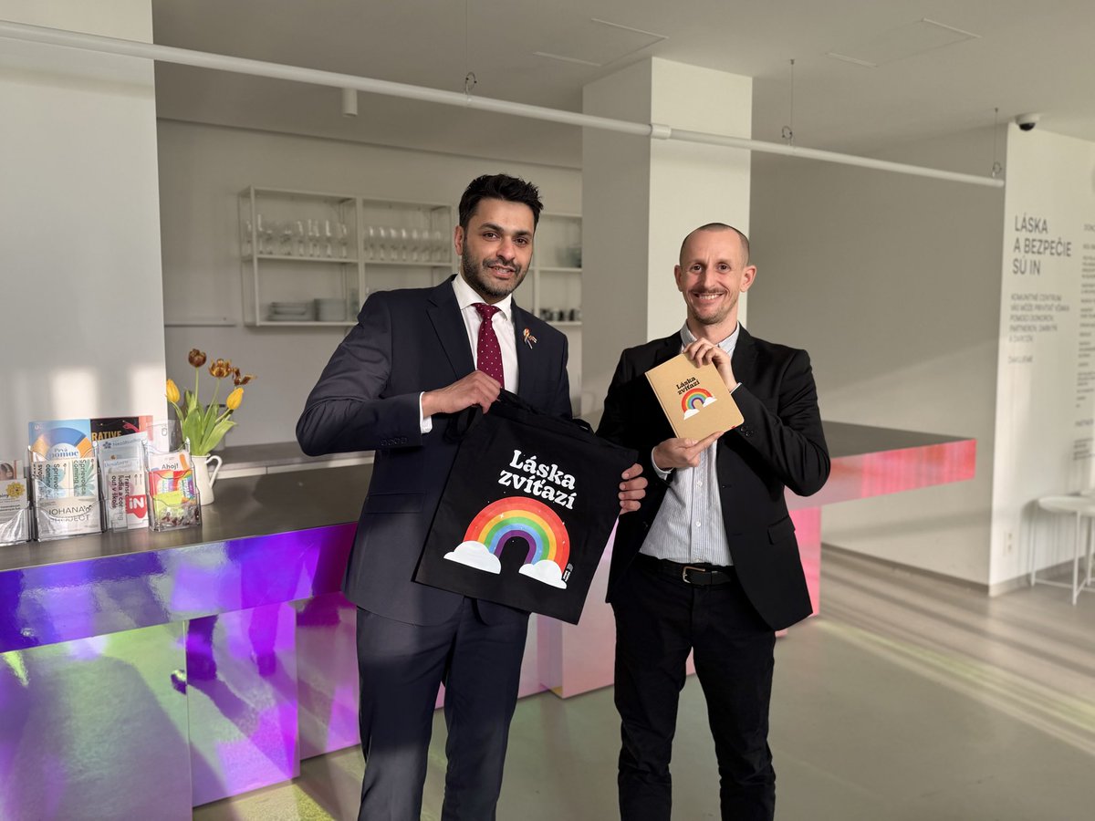 UKinSlovakia's tweet photo. Komunitné centrum In v týchto dňoch oslavuje svoje prvé narodeniny a zablahoželať mu prišiel aj pán veľvyslanec @BilalZahidFCDO. 🤝🎂🥳

S potešením absolvoval prehliadku centra a vypočul si, ako v ňom miestna queer komunita nachádza bezpečné a prijímajúce prostredie. ❤️🫂 https://t.co/rtkqVOQpvU