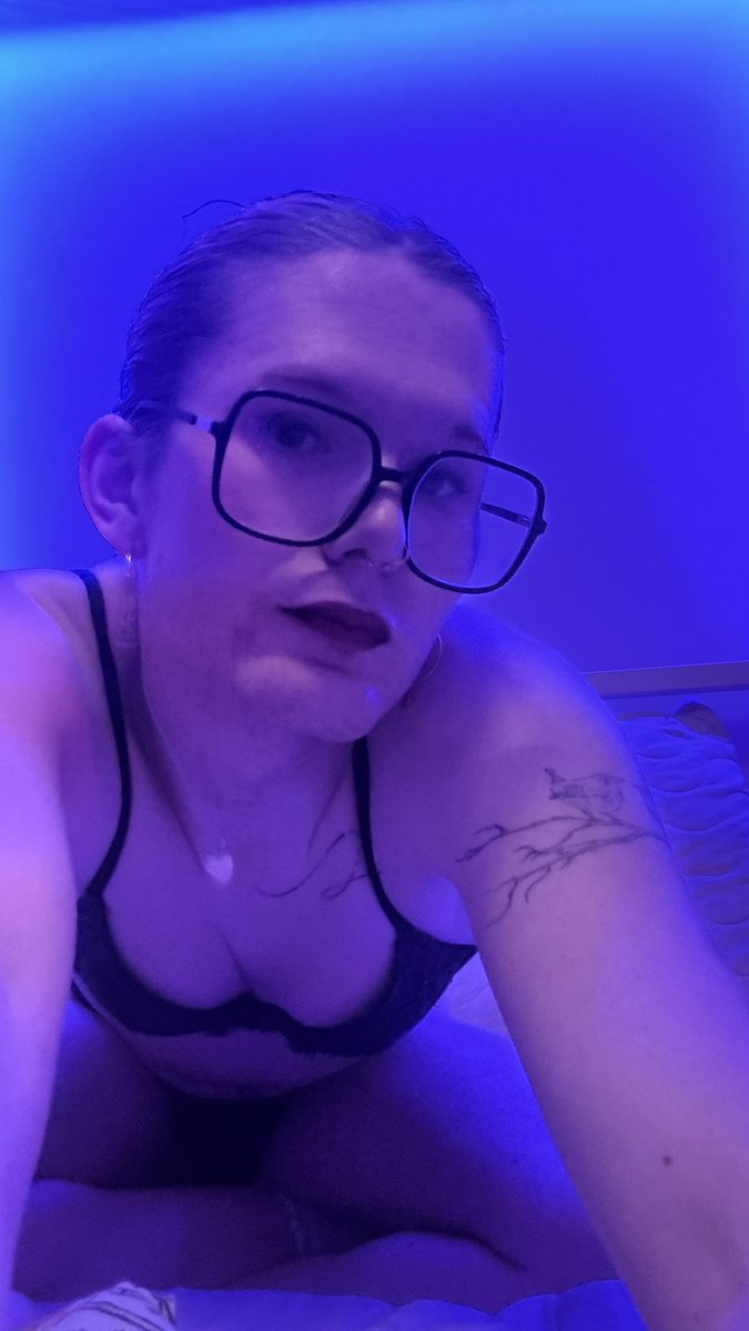willowrose708's tweet photo. glasses off or on? https://t.co/Gp9SJ0q7Sd