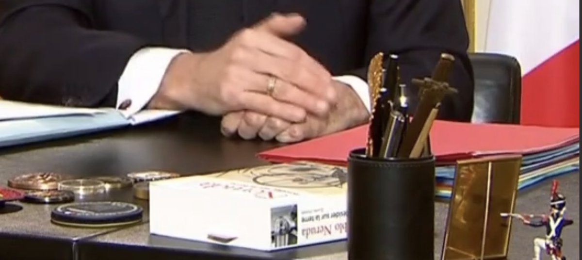 REGARDEZ LA MISE EN SCÈNE 
petit soldat de plomb napoléonien
bouquin Pablo Neruda (Résidence sur la terre)  avec un marque page