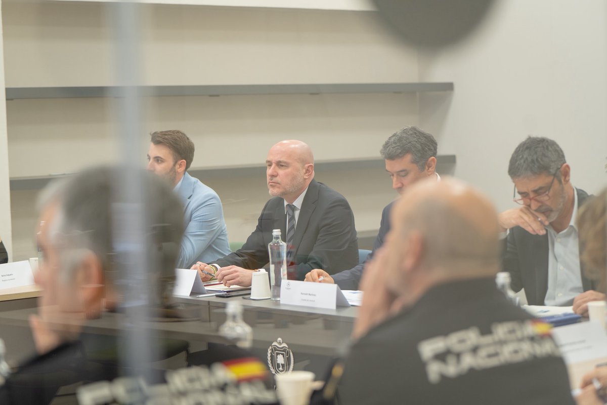 Les dades ho demostren: El Vendrell és avui un municipi segur.

Avui, a la Junta Local de Seguretat amb l’alcalde <a href="/kmarmovi/">Kenneth Martínez</a>, el director general de <a href="/mossos/">Mossos</a>, Josep Lluís Trapero, i la <a href="/SubGobTARR/">Subdelegació del Govern a Tarragona</a>, Elisabeth Romero, hem constatat que el model de doble enfocament funciona: presència