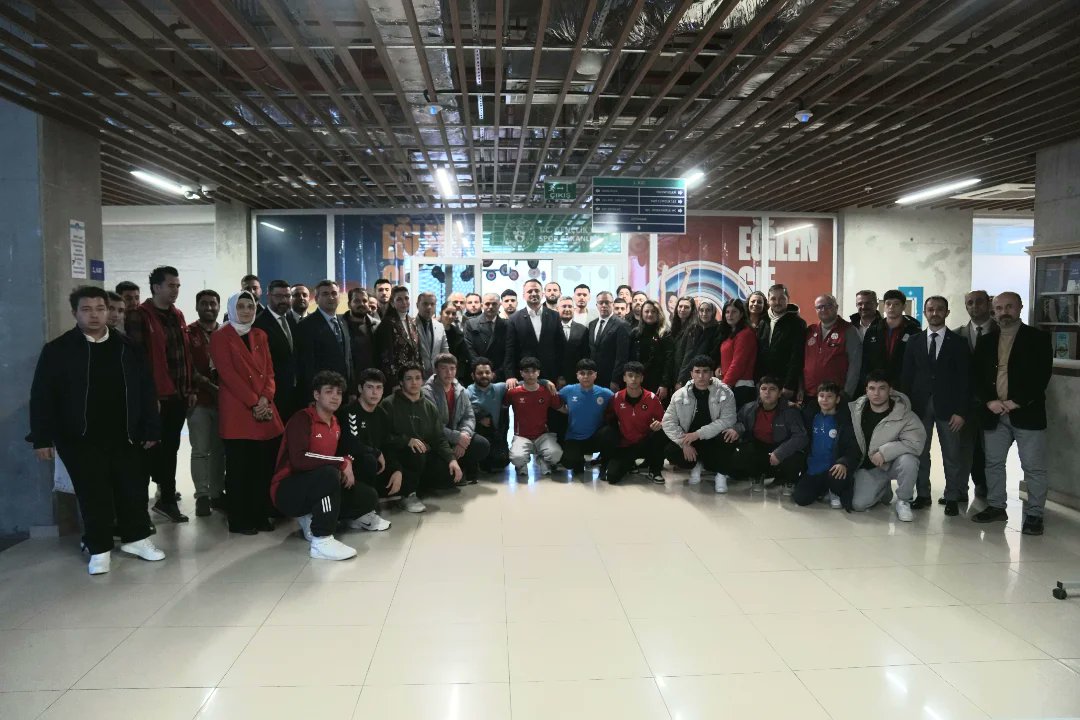 GSB_MeramGM's tweet photo. Gençlik ve Spor Bakan Yardımcımız Sn. Dr. Enes Eminoğlu, Necmettin Erbakan Üniversitesi Köyceğiz Yerleşkesi Genç Ofisimizde gençlerle bir araya geldi.

#OfisteRamazan https://t.co/EGSWJJNXZR