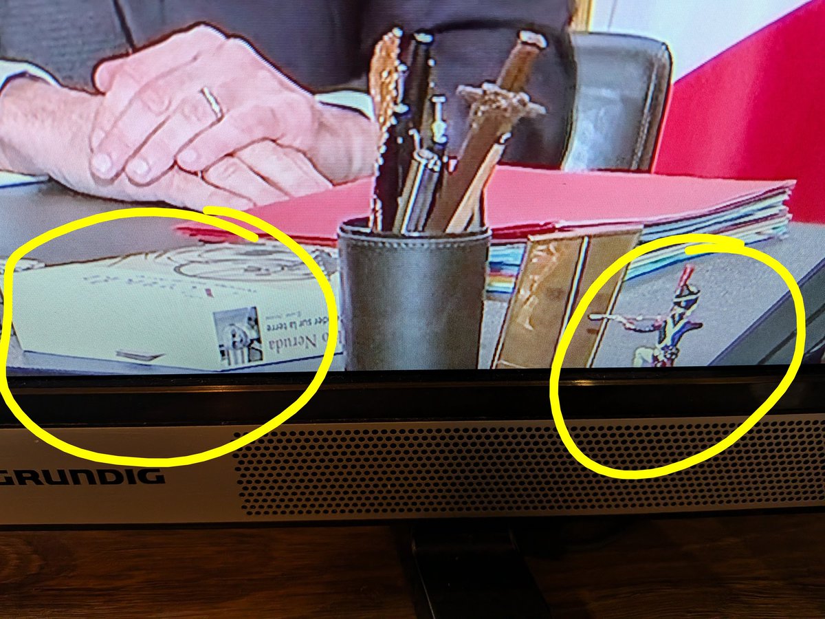 Anatidess's tweet photo. Visez la figurine négligemment posée sur le bureau non loin du bouquin de Neruda (neuf) mais avec un marque pages à la fin #macron20h https://t.co/M45qvwAGFU