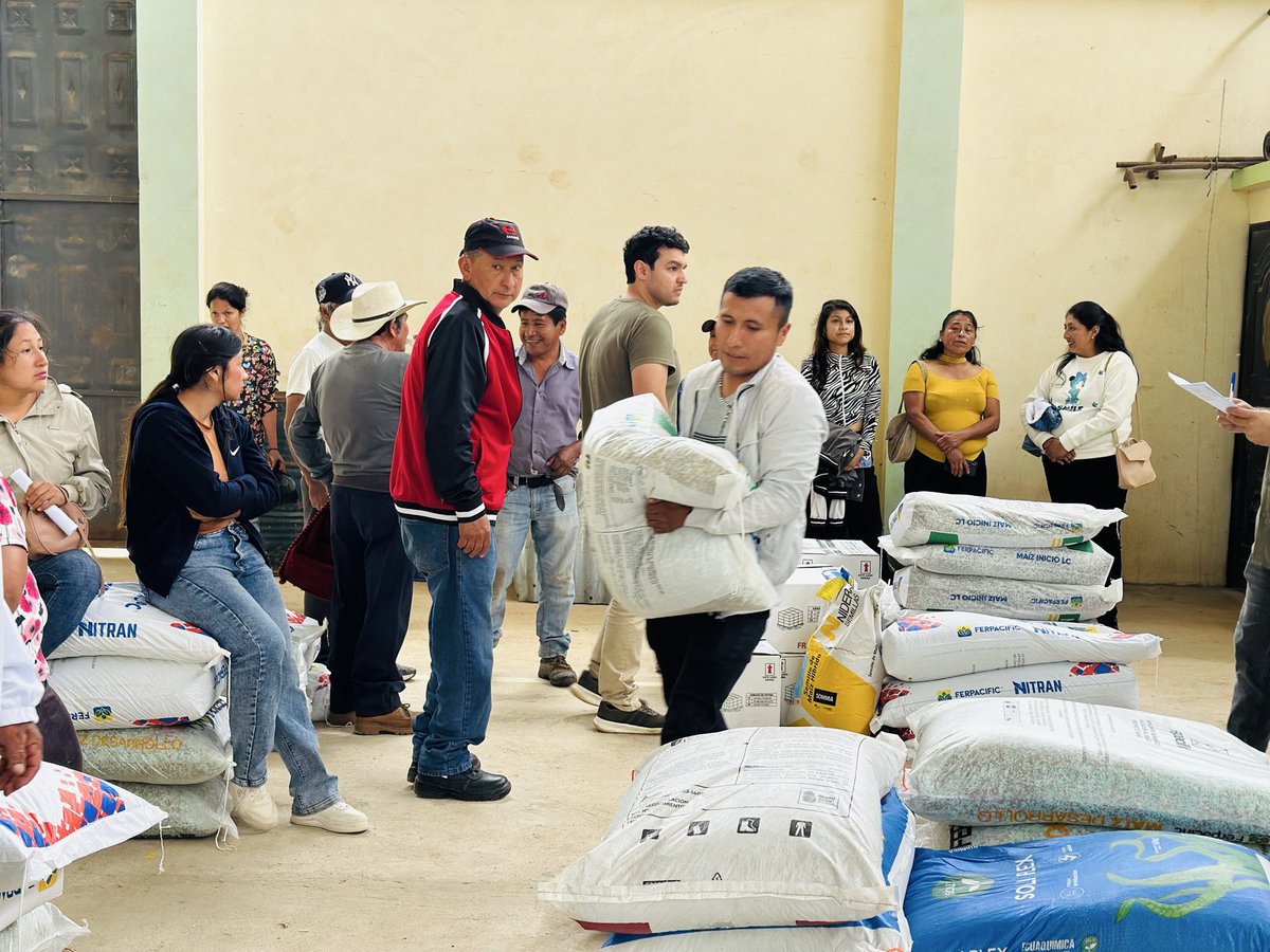 #Loja | En la parroquia #Changaimina, 39 productores de café y maíz duro fortalecen su producción con la entrega de kits tecnológicos por parte del MAGP. 🌱
Esta iniciativa impulsa la productividad, reduce costos y mejora el rendimiento por hectárea.
#ElNuevoEcuador 👩‍🌾👨‍🌾🌱